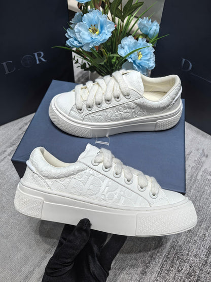 White engraved fashion sneakers