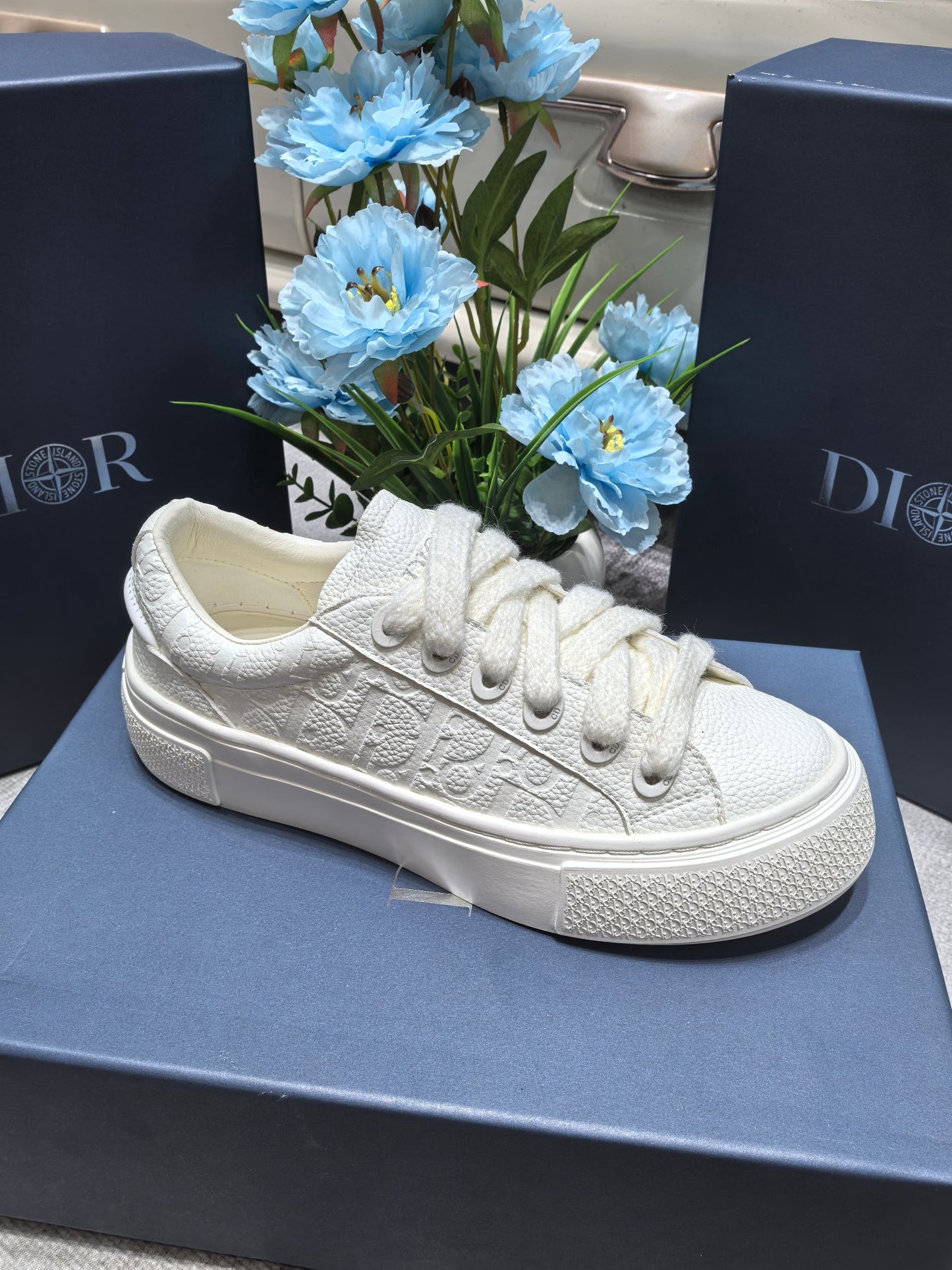 White engraved fashion sneakers