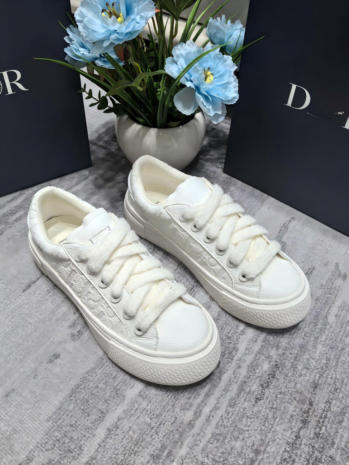 White engraved fashion sneakers