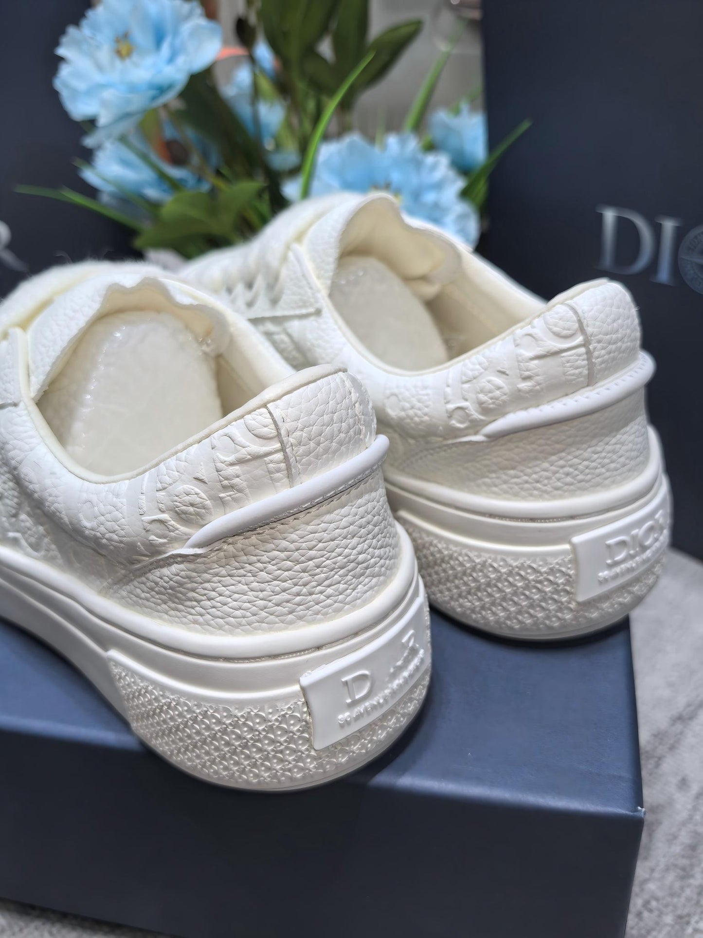 White engraved fashion sneakers