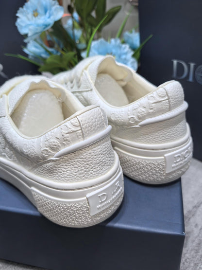 White engraved fashion sneakers
