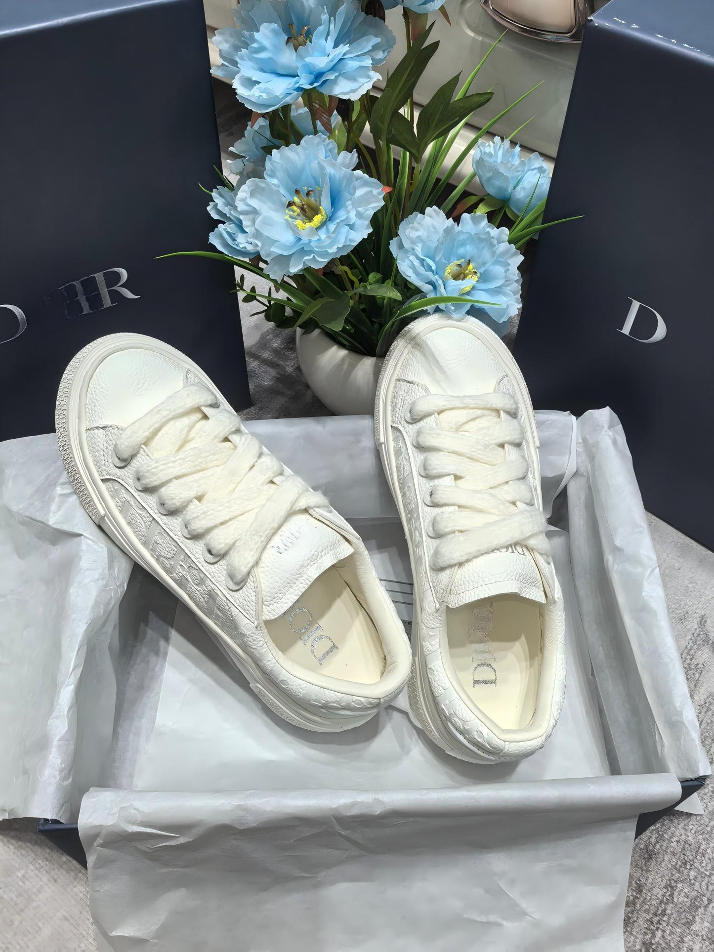 White engraved fashion sneakers